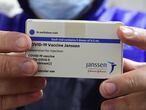 Budapest (Hungary), 13/04/2021.- A box of Janssen vaccines is shown by pharmacist Zsolt Szenasi at a warehouse of Hungaropharma, a Hungarian pharmaceutical wholesale company, in Budapest, Hungary, 13 April 2021, after the arrival of the first batch of the Johnson & Johnson, US, made one-dose vaccine against COVID19 in the country. The first shipment contains 28 thousand doses of Janssen. (Hungría, Estados Unidos) EFE/EPA/Szilard Koszticsak HUNGARY OUT