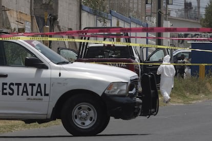 Autoridades de Amozoc acordonan una calle por el registro de homicidio, en mayo de 2025.