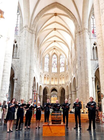 Un coro canta frente a un barril de cerveza durante una misa en honor a Saint-Arnould, patrón de los cerveceros, en la catedral de Saint Gudula en Bruselas (Bélgica).