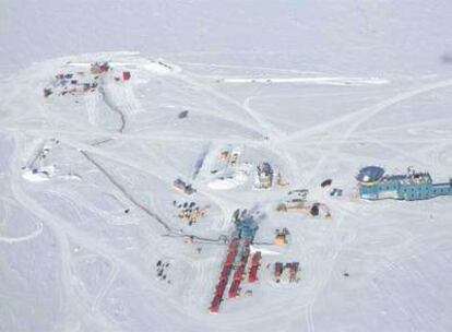 Vista aérea de las instalaciones de IceCube, junto a la base Amundsen-Scott del Polo Sur.