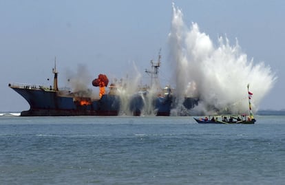 Las autoridades indonesias vuelan el barco pesquero "Viking" por faenar ilegalmente frente a la costa de Pangandaran, en la provincia de Java Occidental. Indonesia ha destruido más de 150 barcos extranjeros por pescar ilegalmente desde que Joko Widodo fue investido presidente en 2014.