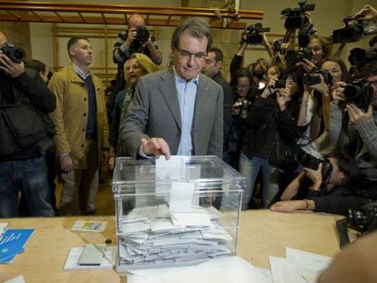 Artur Mas vota en su colegio electoral en el centro de Barcelona.