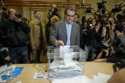 Artur Mas vota en su colegio electoral en el centro de Barcelona.