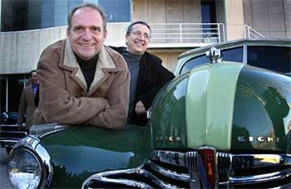 Carles Bosch, en primer plano, y Josep Maria Domènech, ayer en los estudios de TV-3 junto a un viejo <i>buick</i> como los que aún circulan por La Habana<b>.</b>