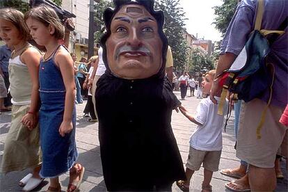 Un elegante cabezudo en Mataró, durante la fiesta de <i>les santes.</i>