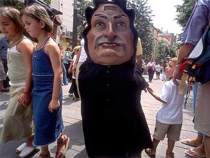 Un elegante cabezudo en Mataró, durante la fiesta de <i>les santes.</i>