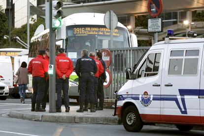 Agentes de la Ertzaintza controlan la salida de autobuses de Termibus, en Bilbao, donde hasta el momento se están respetando al 100% los servicios mínimos.
