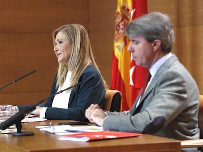 Cristina Cifuentes junto a &Aacute;ngel Garrido en la rueda de prensa tras el Consejo de Gobierno.