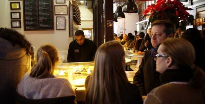 Un camarero en el mercado de San Miguel de Madrid.