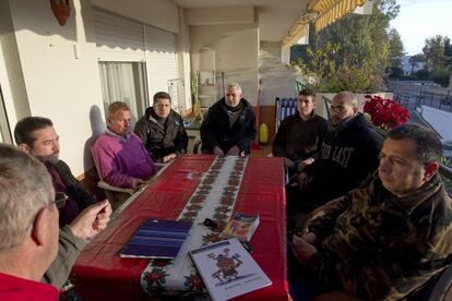 El jubilado noruego Lasse Mejlænder (de espaldas) da clases a parados en su piso de San Pedro de Alcántara (Málaga).