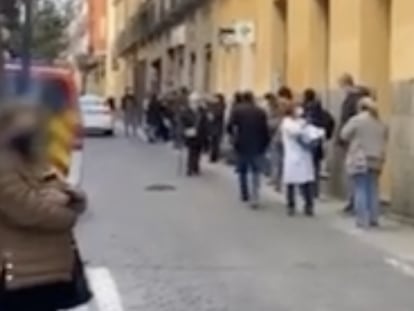 Vídeo | Largas colas para hacerse un PCR en Madrid: la odisea de saber si se tiene covid-19 en la capital