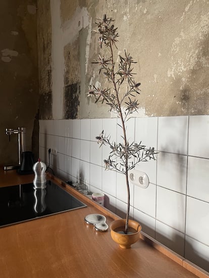 La creación de un estante trasero, oculto tras la encimera, para mantener el desorden diario de la cocina es uno de las grandes dilemas de esta cocina.