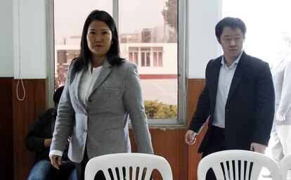 Keiko y Kenki Fujimori asisten al juicio contra su padre en Lima, en 2013.
