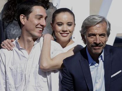 El director Pablo Aguëro (izquierda) y los actores Imanol Arias y Sofía Brito, en la presentación de 'Eva no duerme'.