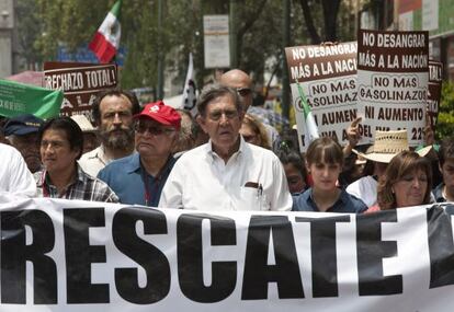 Cuauht&eacute;moc C&aacute;rdenas encabeza una marcha en contra de la propuesta de reforma energ&eacute;tica de Enrique Pe&ntilde;a Nieto el s&aacute;bado en la Ciudad de M&eacute;xico. 