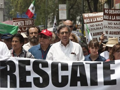 Cuauht&eacute;moc C&aacute;rdenas encabeza una marcha en contra de la propuesta de reforma energ&eacute;tica de Enrique Pe&ntilde;a Nieto el s&aacute;bado en la Ciudad de M&eacute;xico. 