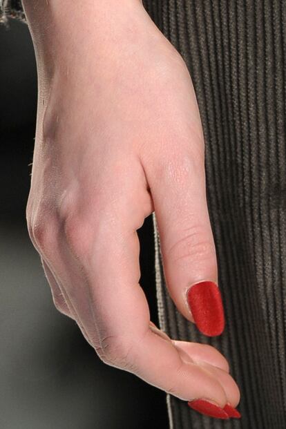 El efecto más vampírico lo consiguen con estos parches de terciopelo rojo sobre las uñas en Ruffian.