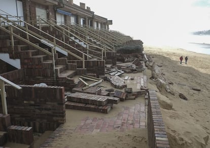 <b>Un rastro de destrozos.</b> Las viviendas a pie de playa -como las de la fotografa, en Ribamontn al Mar- se han visto muy afectadas en la costa cntabra. La fuerza del mar tambin ha arrastrado botes, yates y todo lo que ha encontrado a su paso.