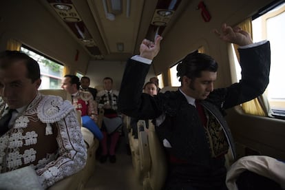 Morante de la Puebla baila al son del flamenco en la furgoneta que le lleva a La Maestranza.