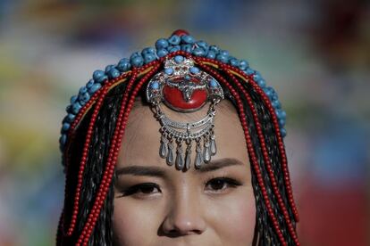 Jing Li wears a Tibetan traditional costume as she gets ready for her wedding photo to be taken at the Nianqing Tanggula mountain pass in the Tibet Autonomous Region, China November 18, 2015. Jing, 22, and her husband Ke Xu, 23, both from Shiyan in northwestern Hubei province live in Tibet for three year. The couple married last month. REUTERS/Damir Sagolj