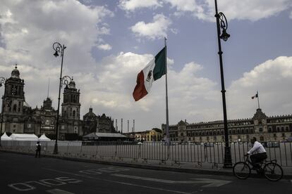 El escenario en el que se presentará Rosalía, durante su construcción frente a la Catedral, el 24 de abril.