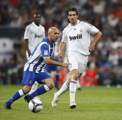 Rubén De la Red (d) marca al experico Iván De la Peña (i) en un partido de Liga en octubre de 2008. Fue repescado unos meses antes desde el Getafe.