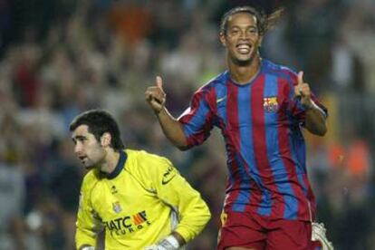 Ronaldinho, frente a Riesgo, celebra su primer gol a la Real Sociedad.