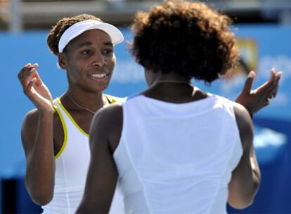 Serena y Venus Williams, tras la consecución de un tanto.