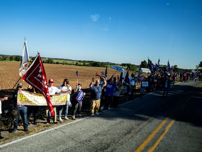 Partidarios de Donald Trump aguardan a Joe Biden a su llegada a Gettysburg para ofrecer un mitin en la campaña presidencial de 2020, el 6 de octubre.