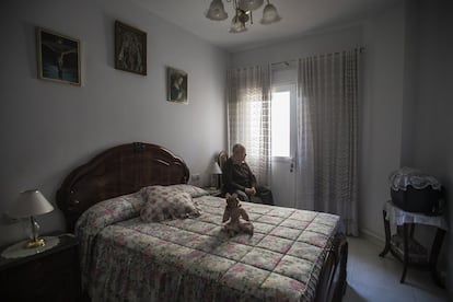 Florencio (84 anos) se queixa que na sua idade é difícil encontrar o amor. Enviuvou há cinco anos e fez quase tudo para consegui-lo: de contratar uma agência matrimonial a colocar anúncios e ir na televisão. Sua melhor ideia foi colocar um cartaz na frutaria de sua cidade, Fregenal de la Sierra, em Badajoz. A nota dizia: “Procuro uma senhora para viver em minha casa como casal, que não tenha nenhum impedimento”. Ninguém ligou. “O pior é a solidão, não me acostumo”, afirma, “e as noites são as piores”.