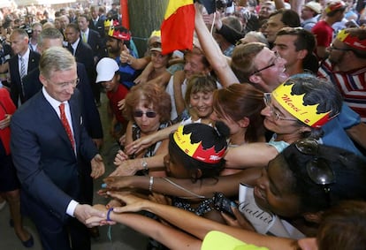 El rey Felipe I de B&eacute;lgica saluda a la gente en el exterior del Palacio Real en Bruselas con motivo de su entronizaci&oacute;n y de la celebraci&oacute;n del d&iacute;a nacional de B&eacute;lgica.