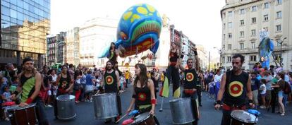 La Banda del Surdo abrió el desfile con su 'batucada' y bailarinas zancudas.