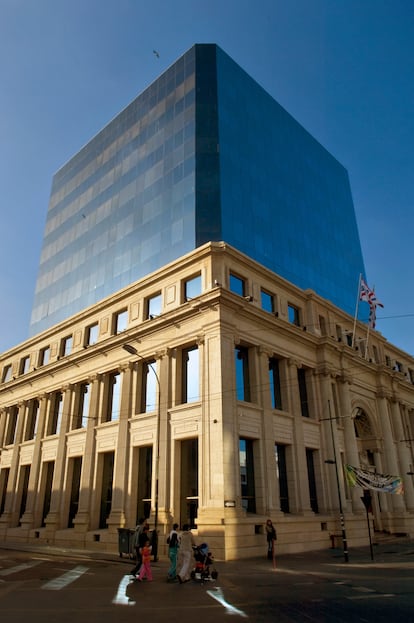 Uno de los edificios de arquitectura moderna en la plaza Sotomayor, en Valparaíso.