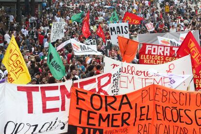 Manifestantes protestan contra el presidente Michel Temer en São Paulo (Brasil).