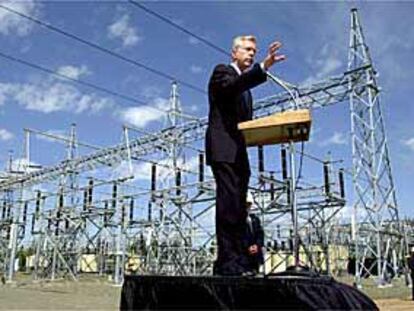 El gobernador de California, Gray Davis, pide la construcción de nuevas centrales eléctricas, en abril.