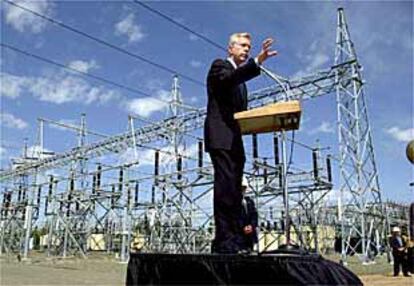 El gobernador de California, Gray Davis, pide la construcción de nuevas centrales eléctricas, en abril.