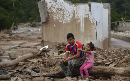 Un padre y su hija en mitad de la desolación de Mocoa.