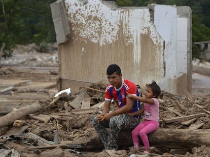 Un padre y su hija en mitad de la desolaci&oacute;n de Mocoa.