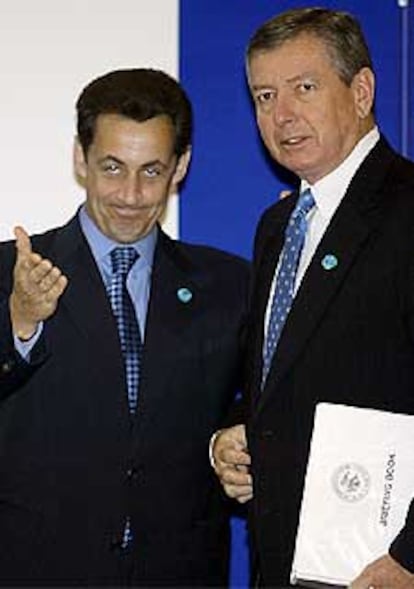 El ministro francés de Interior junto al secretario de Estado de Justicia estadounidense, John Ashcroft.