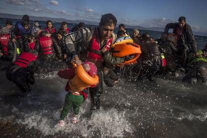 Migrantes afganos desembarcan en la isla griega de Lesbos después de haber cruzado el mar Egeo desde Turquía el pasado 28 de octubre. El Gobierno griego asegura que está preparando un programa de asistencia especial para poder asistir al cada vez mayor número de personas que se enfrentan a la llegada del invierno sin un lugar donde guarecerse.