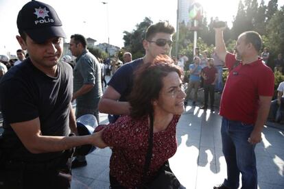 La policía detiene a una manifestante en Estambul en la protest por el atentado de Suruc.