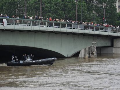 Varias personas observan el río Sena en París.