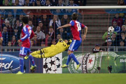 El portero del Basilea, Yann Sommer, no puede evitar el gol de Julian Draxler.
