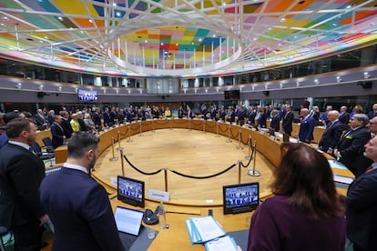 Los ministros de Asuntos Exteriores de la Unin Europea guardan un minuto de silencio durante la reunin en el edificio del Consejo Europeo en Bruselas, este lunes.