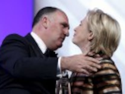 Democratic presidential hopeful Hillary Clinton praises Spanish restaurateur for his stand in support of illegal migrants