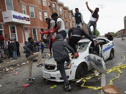 Manifestantes de Baltimore destrozan un coche policial.