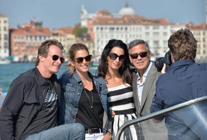 El actor George Clooney y su prometida, Amal Alamuddin, posan junto al empresario estadounidense Rande Gerber y la modelo Cindy Crawford en Venecia.