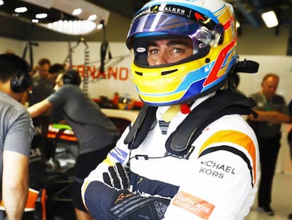 El piloto español Fernando Alonso, espera en el garaje de su coche durante una carrera del último mundial de Fórmula 1.