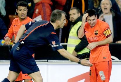 Messi se duele del botellazo recibido en Mestalla.