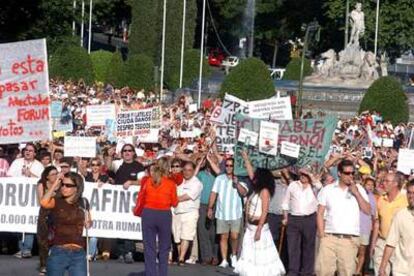 Cabecera de la manifestación en la que participaron unas 2.500 personas afectadas por la presunta estafa de Fórum Filatélico y Afinsa a su paso por la plaza Neptuno.